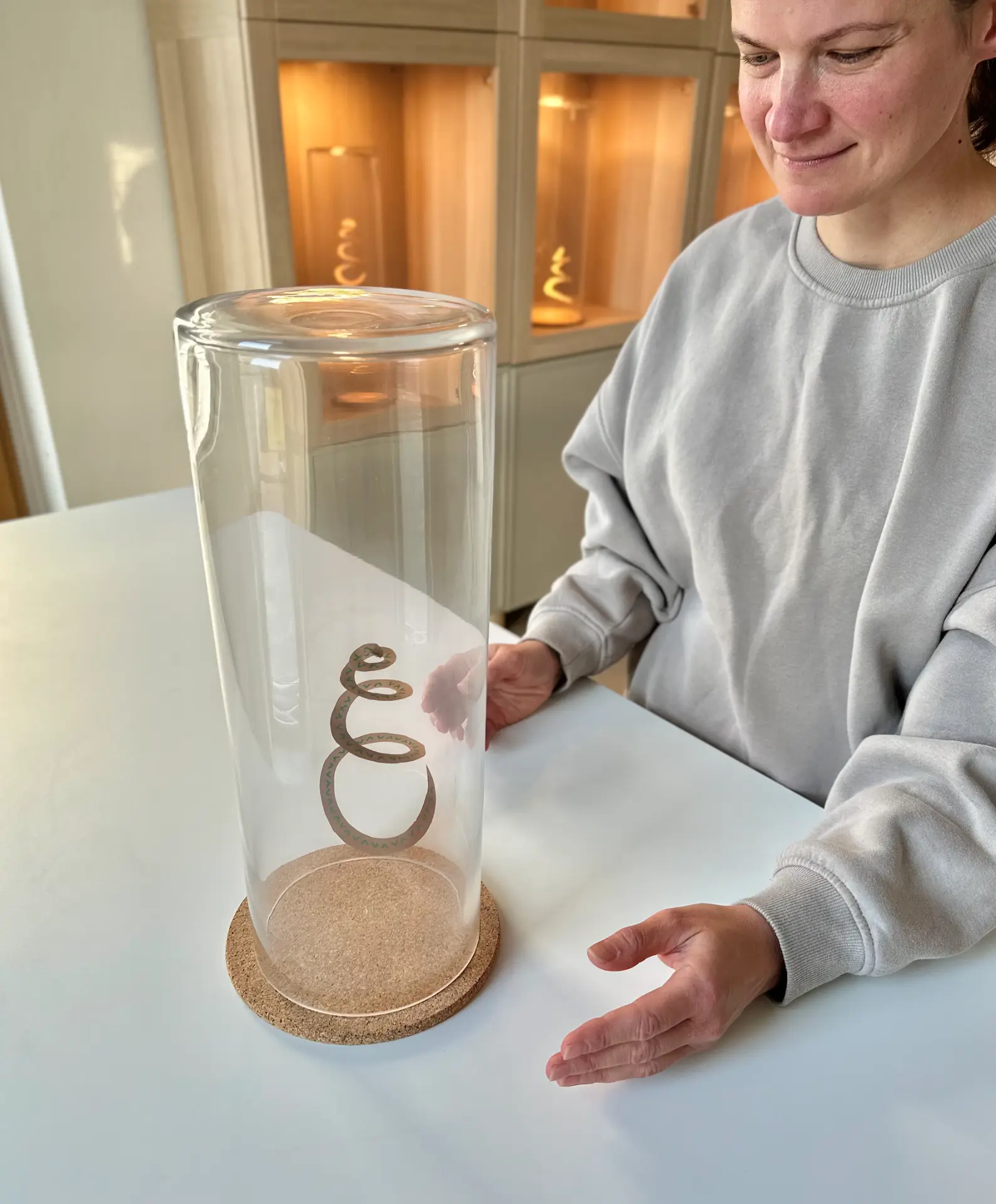 Telekineesi harjutamine: spiraal klaaskolbis